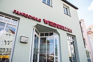 LED Profilbuchstaben –Wiedemann Fahrschule