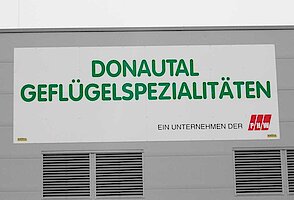 Firmenschild – Donau Geflügel Spezialitäten Straubing, Beschilderung Regensburg,  Beschilderung Deggendorf,  Beschilderung Dingolfing,  Beschilderung Cham,  Beschilderung Landshut,  Beschilderung Passau