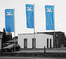 PVC-Meshbanner mit Fahnenmasten, Banner, Fahnen, Werbetechnik Regensburg,  Werbetechnik Deggendorf,  Werbetechnik Landshut,  Werbetechnik Passau,  Werbetechnik Cham ,  Werbetechnik Dingolfing